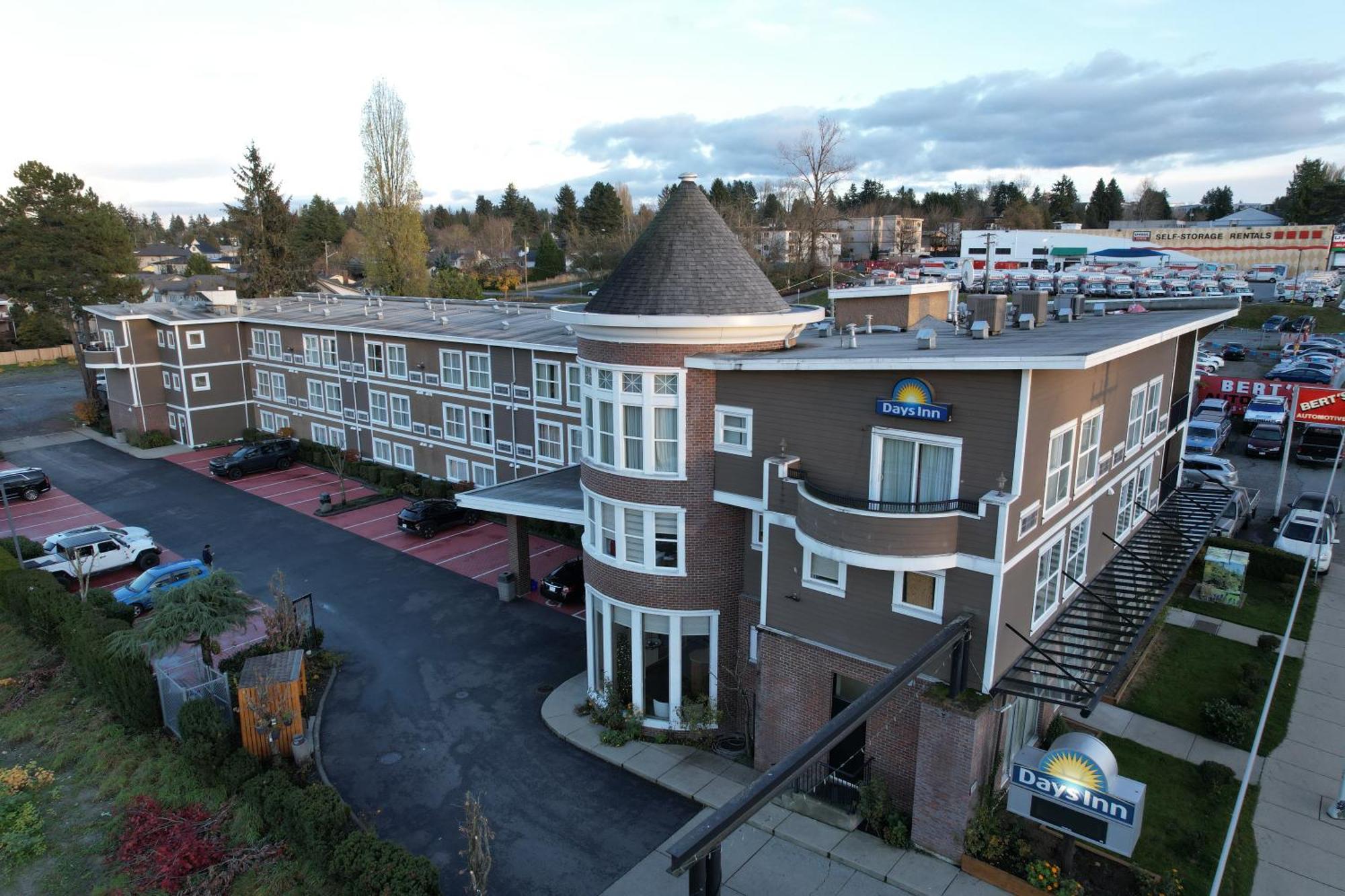 Days Inn By Wyndham Surrey Exterior foto