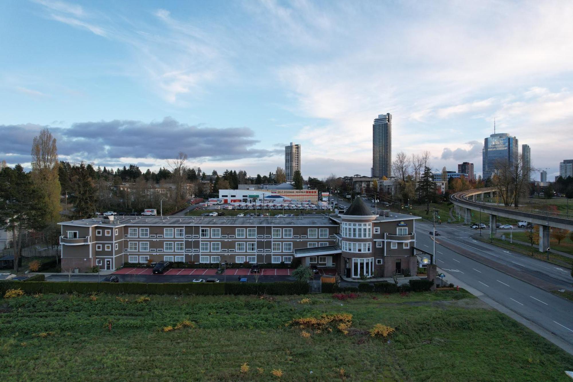 Days Inn By Wyndham Surrey Exterior foto